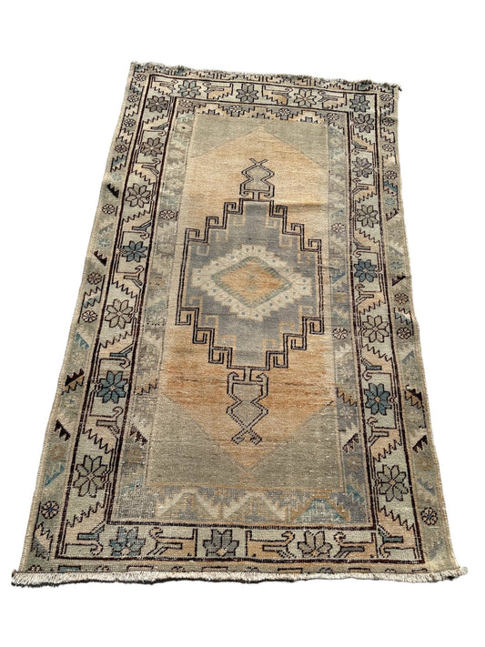 Vintage Rug (Large 39"x66", Cream/Blue) - The Art of Broken Pieces